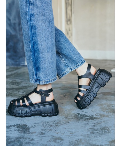 Mafmof(マフモフ)の「Mafmof(マフモフ)8cm厚底プラットフォームグルカサンダル(サンダル・レディース・ブラック/ホワイト・LL/M/L/S)」の6枚目の写真