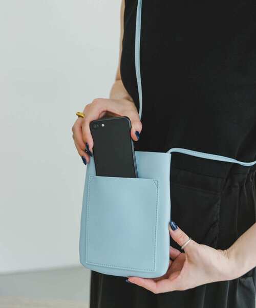 ITEMS URBANRESEARCH(アイテムズ アーバンリサーチ)の「フェイクレザーショルダーバッグ(ショルダーバッグ・レディース・アイボリー/ブラック/ブルー/シルバー・-)」の4枚目の写真