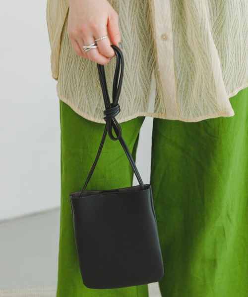 ITEMS URBANRESEARCH(アイテムズ アーバンリサーチ)の「フェイクレザーショルダーバッグ(ショルダーバッグ・レディース・アイボリー/ブラック/ブルー/シルバー・-)」の14枚目の写真