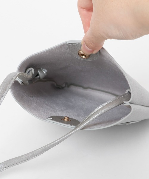 ITEMS URBANRESEARCH(アイテムズ アーバンリサーチ)の「フェイクレザーショルダーバッグ(ショルダーバッグ・レディース・アイボリー/ブラック/ブルー/シルバー・-)」の8枚目の写真