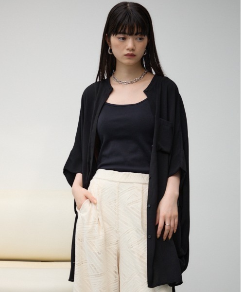 AZUL by moussy(アズールバイマウジー)の「ポンチョ型楊柳シャツ(シャツ/ブラウス・レディース・アイボリー/グレー/ブラック・FREE)」の2枚目の写真