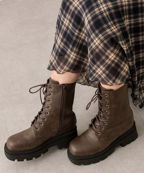 OLIVE des OLIVE（オリーブデオリーブ）の「レースアップショートブーツ（ブーツ・レディース・ブラック/ダークブラウン・SMALL/MEDIUM/LARGE）」の2枚目の写真