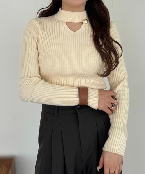 efill（エフィル）の「無地 金ボタン付き 長袖 リブニット トップス（ニット/セーター・レディース・ブラック/ベージュ/カーキ/ホワイト/ブラウン/レッド・FREE）」の2枚目の写真