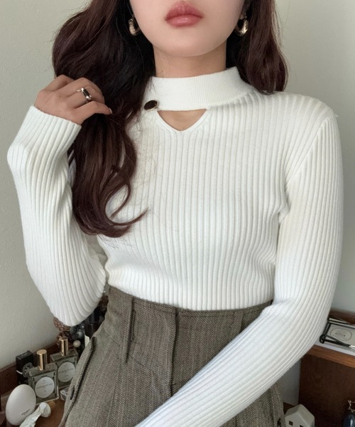 efill（エフィル）の「無地 金ボタン付き 長袖 リブニット トップス（ニット/セーター・レディース・ブラック/ベージュ/カーキ/ホワイト/ブラウン/レッド・FREE）」の3枚目の写真