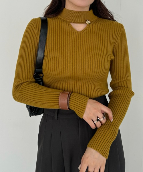 efill（エフィル）の「無地 金ボタン付き 長袖 リブニット トップス（ニット/セーター・レディース・ブラック/ベージュ/カーキ/ホワイト/ブラウン/レッド・FREE）」の5枚目の写真