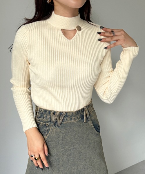 efill（エフィル）の「無地 金ボタン付き 長袖 リブニット トップス（ニット/セーター・レディース・ブラック/ベージュ/カーキ/ホワイト/ブラウン/レッド・FREE）」の8枚目の写真