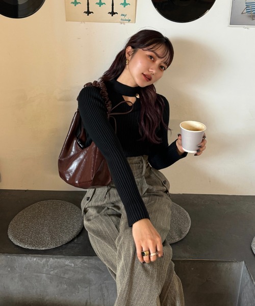 efill（エフィル）の「無地 金ボタン付き 長袖 リブニット トップス（ニット/セーター・レディース・ブラック/ベージュ/カーキ/ホワイト/ブラウン/レッド・FREE）」の16枚目の写真