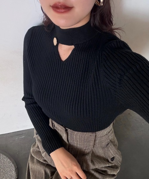 efill（エフィル）の「無地 金ボタン付き 長袖 リブニット トップス（ニット/セーター・レディース・ブラック/ベージュ/カーキ/ホワイト/ブラウン/レッド・FREE）」の7枚目の写真