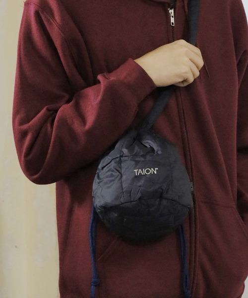 TAION(タイオン)の「TAION/タイオン DRAW STRING DOWN BAG-SMALL 巾着バック(ショルダーバッグ・メンズ・オリーブ/ブラック/タイガーカモ/セージグリーン/ダークグリーン/オフホワイト/ダークブルー/ネイビー/ベージュ/モカ/レオパード/ライトグレー/ライトブラック・ONE SIZE)」の11枚目の写真