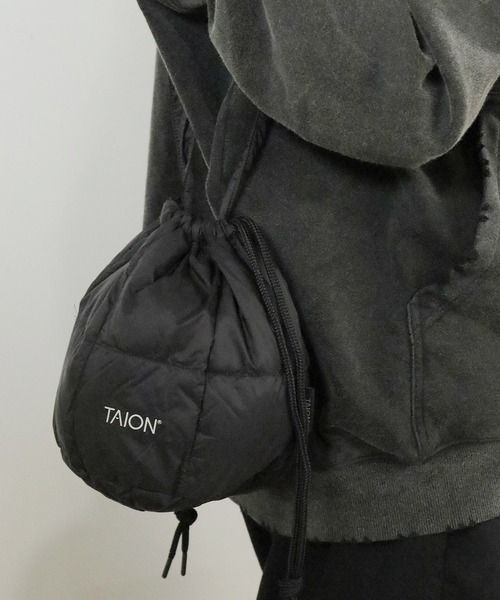 TAION(タイオン)の「TAION/タイオン DRAW STRING DOWN BAG-SMALL 巾着バック(ショルダーバッグ・メンズ・オリーブ/ブラック/タイガーカモ/セージグリーン/ダークグリーン/オフホワイト/ダークブルー/ネイビー/ベージュ/モカ/レオパード/ライトグレー/ライトブラック・ONE SIZE)」の3枚目の写真