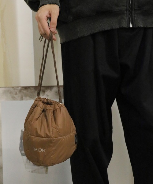 TAION(タイオン)の「TAION/タイオン DRAW STRING DOWN BAG-SMALL 巾着バック(ショルダーバッグ・メンズ・オリーブ/ブラック/タイガーカモ/セージグリーン/ダークグリーン/オフホワイト/ダークブルー/ネイビー/ベージュ/モカ/レオパード/ライトグレー/ライトブラック・ONE SIZE)」の6枚目の写真