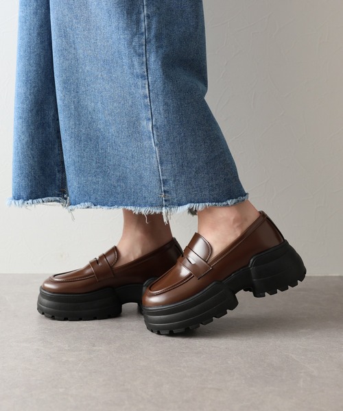 BLUEEAST(ブルーイースト)の「ボリューム厚底ローファー(ローファー・レディース・ブラウン/ブラック・LARGE/MEDIUM)」の4枚目の写真