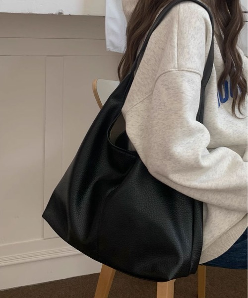 kirakiraShop(キラキラショップ)の「エンボス エコレザー ハーフムーン バッグ(ショルダーバッグ・レディース・ブラック/ホワイト・FREE)」の2枚目の写真