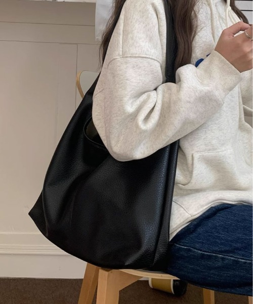 kirakiraShop(キラキラショップ)の「エンボス エコレザー ハーフムーン バッグ(ショルダーバッグ・レディース・ブラック/ホワイト・FREE)」の8枚目の写真