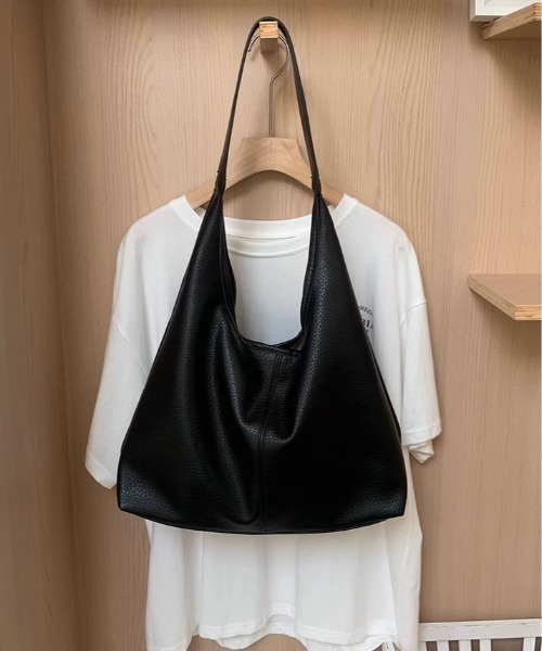 kirakiraShop(キラキラショップ)の「エンボス エコレザー ハーフムーン バッグ(ショルダーバッグ・レディース・ブラック/ホワイト・FREE)」の10枚目の写真