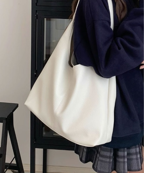 kirakiraShop(キラキラショップ)の「エンボス エコレザー ハーフムーン バッグ(ショルダーバッグ・レディース・ブラック/ホワイト・FREE)」の3枚目の写真