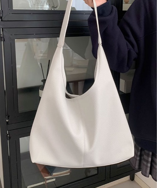 kirakiraShop(キラキラショップ)の「エンボス エコレザー ハーフムーン バッグ(ショルダーバッグ・レディース・ブラック/ホワイト・FREE)」の4枚目の写真