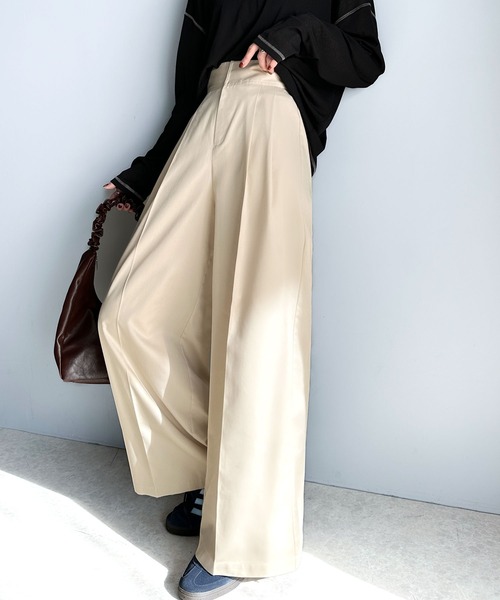 classicalelf（クラシカルエルフ）の「上品なデザインと履き心地。タック使いワイドシルエットハイウエストスラックス（スラックス・レディース・ベージュ/ホワイト系/ブラック・LARGE/SMALL/X-LARGE/MEDIUM）」の6枚目の写真