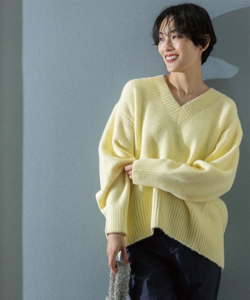 OPAQUE.CLIP（オペークドットクリップ）の「《7color》ふわふわVネックニット【洗濯機洗い可】（ニット/セーター・レディース・ネイビー/ホワイト系8/ライトイエロー系8/レッド系9/グリーン/ピンク系/ライトベージュ・38/40/42）」の5枚目の写真