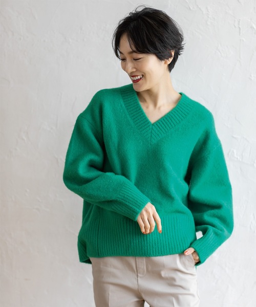 OPAQUE.CLIP（オペークドットクリップ）の「《7color》ふわふわVネックニット【洗濯機洗い可】（ニット/セーター・レディース・ネイビー/ホワイト系8/ライトイエロー系8/レッド系9/グリーン/ピンク系/ライトベージュ・38/40/42）」の20枚目の写真