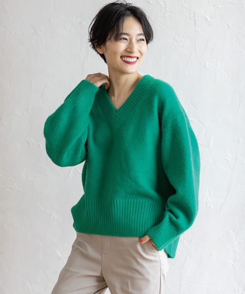 OPAQUE.CLIP（オペークドットクリップ）の「《7color》ふわふわVネックニット【洗濯機洗い可】（ニット/セーター・レディース・ネイビー/ホワイト系8/ライトイエロー系8/レッド系9/グリーン/ピンク系/ライトベージュ・38/40/42）」の17枚目の写真