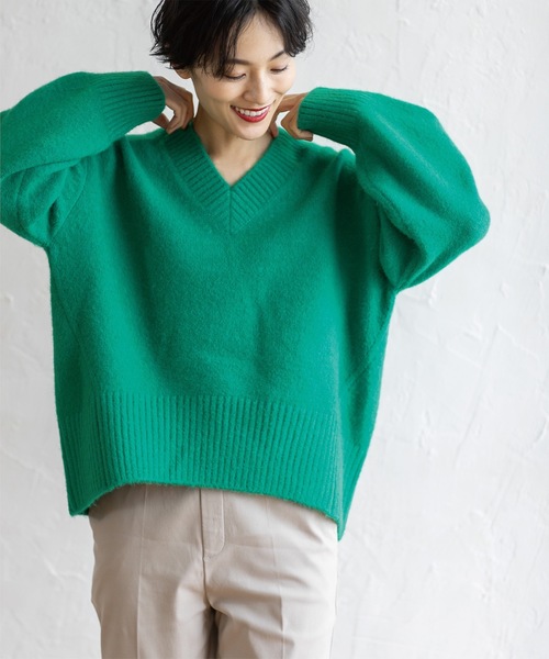 OPAQUE.CLIP（オペークドットクリップ）の「《7color》ふわふわVネックニット【洗濯機洗い可】（ニット/セーター・レディース・ネイビー/ホワイト系8/ライトイエロー系8/レッド系9/グリーン/ピンク系/ライトベージュ・38/40/42）」の16枚目の写真