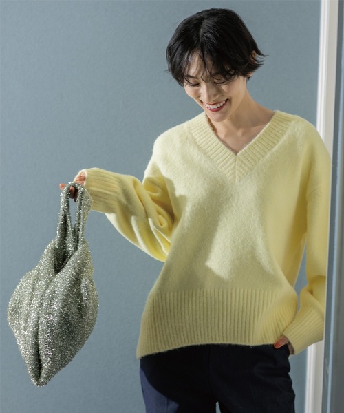 OPAQUE.CLIP（オペークドットクリップ）の「《7color》ふわふわVネックニット【洗濯機洗い可】（ニット/セーター・レディース・ネイビー/ホワイト系8/ライトイエロー系8/レッド系9/グリーン/ピンク系/ライトベージュ・38/40/42）」の13枚目の写真