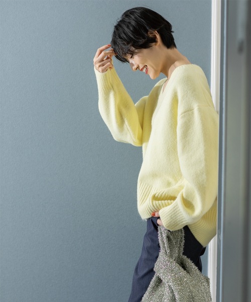 OPAQUE.CLIP（オペークドットクリップ）の「《7color》ふわふわVネックニット【洗濯機洗い可】（ニット/セーター・レディース・ネイビー/ホワイト系8/ライトイエロー系8/レッド系9/グリーン/ピンク系/ライトベージュ・38/40/42）」の10枚目の写真