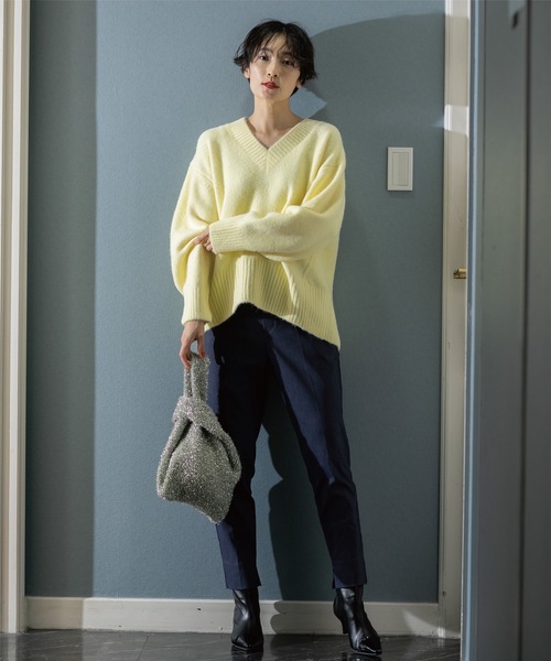 OPAQUE.CLIP（オペークドットクリップ）の「《7color》ふわふわVネックニット【洗濯機洗い可】（ニット/セーター・レディース・ネイビー/ホワイト系8/ライトイエロー系8/レッド系9/グリーン/ピンク系/ライトベージュ・38/40/42）」の8枚目の写真