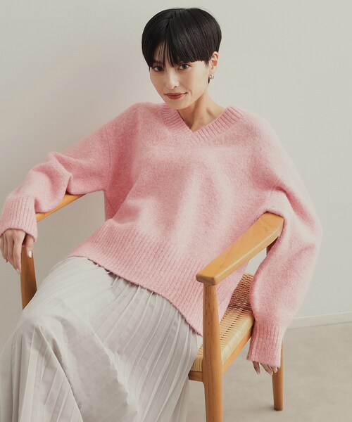 OPAQUE.CLIP（オペークドットクリップ）の「《7color》ふわふわVネックニット【洗濯機洗い可】（ニット/セーター・レディース・ネイビー/ホワイト系8/ライトイエロー系8/レッド系9/グリーン/ピンク系/ライトベージュ・38/40/42）」の22枚目の写真