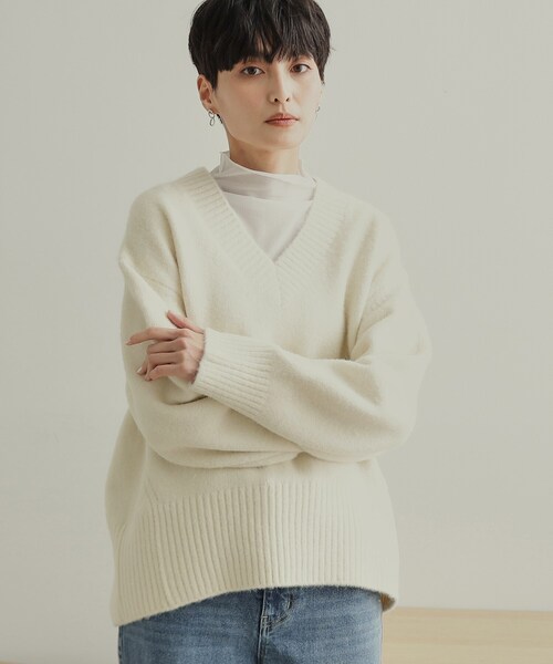 OPAQUE.CLIP（オペークドットクリップ）の「《7color》ふわふわVネックニット【洗濯機洗い可】（ニット/セーター・レディース・ネイビー/ホワイト系8/ライトイエロー系8/レッド系9/グリーン/ピンク系/ライトベージュ・38/40/42）」の21枚目の写真