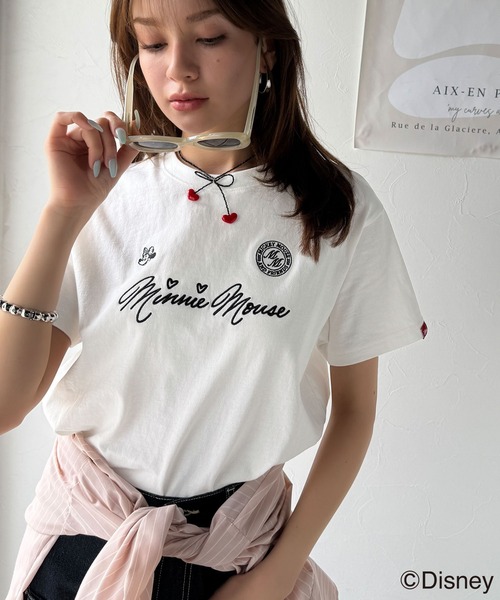 classicalelf(クラシカルエルフ)の「大人女子必見! 綿100%「ディズニー」サイン風刺繍Tシャツ(半袖)(Tシャツ/カットソー・レディース・ブラック系5/ホワイト系1/ホワイト系2/ブラック系2/ブラック系4/ベージュ系1/ホワイト系3/ホワイト系5/ベージュ系3/ベージュ系4/ベージュ系5/ブラック系1/ブラック系3/ホワイト系4/ベージュ系2・LARGE/MEDIUM/SMALL/X-LARGE)」の2枚目の写真