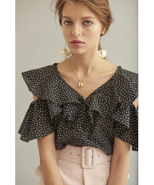 Estella.K(エステラケー)の「Cold Shoulder Blouse コールドショルダー半袖ブラウス(シャツ/ブラウス・レディース・ネイビー系/グリーン系/ベージュ系/ブラック系/レッド系/ホワイト系2/ホワイト系1・FREE)」の3枚目の写真