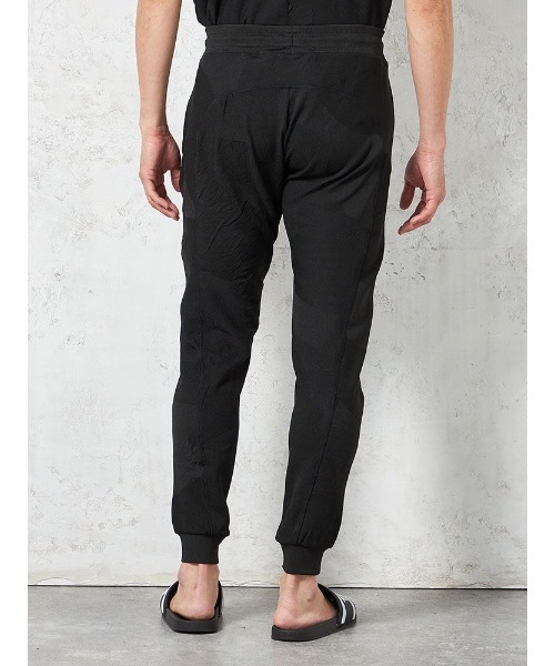 1piu1uguale3 RELAX（ウノピュウノウグァーレトレリラックス）の「【1PIU1UGUALE3 RELAX】BIG CAMO JACQUARD ロングパンツ 通年（ウノ ピゥ ウノ ウグァーレ トレ）（スウェットパンツ・メンズ・ブラック・M/LL/L）」の7枚目の写真