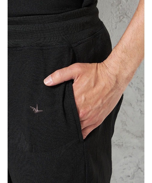 1piu1uguale3 RELAX（ウノピュウノウグァーレトレリラックス）の「【1PIU1UGUALE3 RELAX】BIG CAMO JACQUARD ロングパンツ 通年（ウノ ピゥ ウノ ウグァーレ トレ）（スウェットパンツ・メンズ・ブラック・M/LL/L）」の4枚目の写真