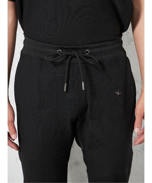 1piu1uguale3 RELAX（ウノピュウノウグァーレトレリラックス）の「【1PIU1UGUALE3 RELAX】BIG CAMO JACQUARD ロングパンツ 通年（ウノ ピゥ ウノ ウグァーレ トレ）（スウェットパンツ・メンズ・ブラック・M/LL/L）」の3枚目の写真