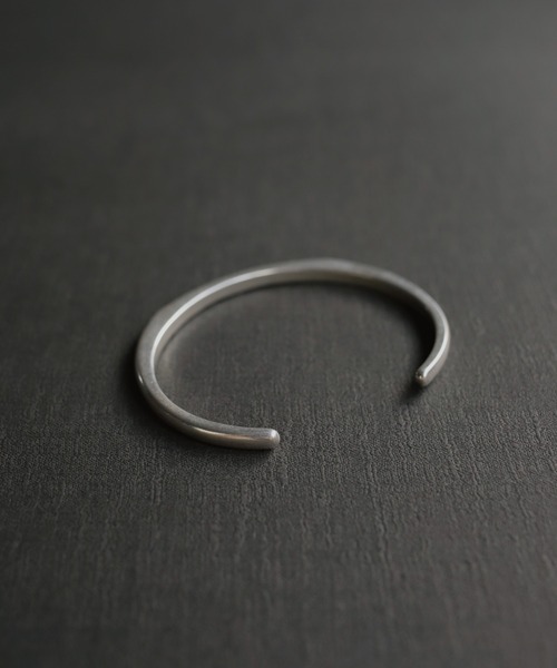 TEN.（テン）の「SILVER925 プレイナーバングルM（ブレスレット・メンズ・シルバー・MEDIUM）」の2枚目の写真