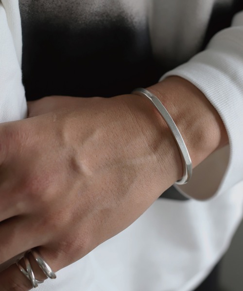 TEN.（テン）の「SILVER925 プレイナーバングルM（ブレスレット・メンズ・シルバー・MEDIUM）」の4枚目の写真