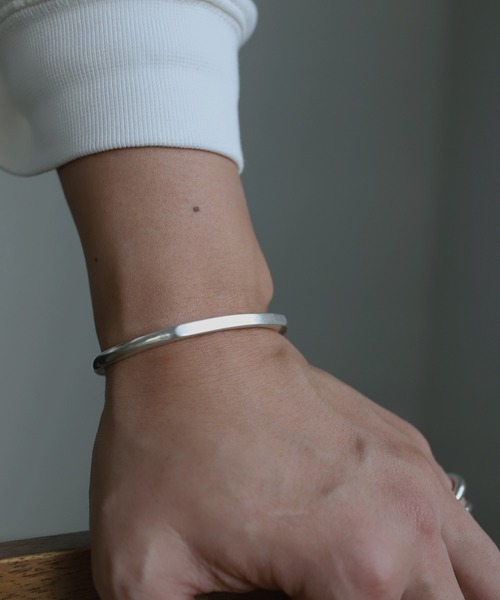 TEN.（テン）の「SILVER925 プレイナーバングルM（ブレスレット・メンズ・シルバー・MEDIUM）」の5枚目の写真