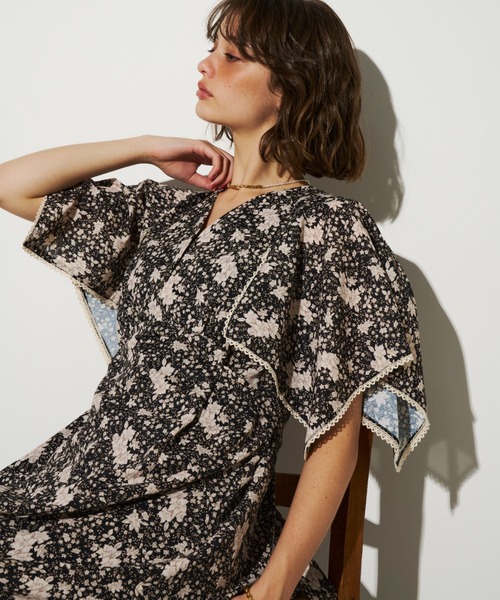 Unitage(ユニテージ)の「ハンカチスリーブ花柄ワンピース(ワンピース・レディース・ピンク/ブラック・FREE)」の2枚目の写真