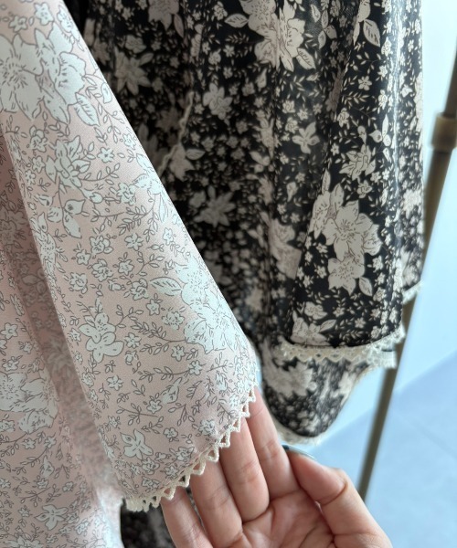 Unitage(ユニテージ)の「ハンカチスリーブ花柄ワンピース(ワンピース・レディース・ピンク/ブラック・FREE)」の22枚目の写真