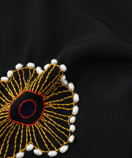 EDIFICE（エディフィス）の「GLASS CYPRESS(グラス サイプレス)  Black Silk Sunflower Tunic（シャツ/ブラウス・メンズ・ブラック・MEDIUM/LARGE）」の2枚目の写真