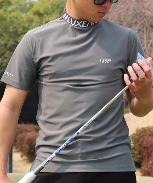 LUXE/R GOLF（ラグジュ ゴルフ）の「(RM)【LUXE/R GOLF】COOL & DRY ストレッチ スムース ロゴ ジャガード モックネック Tシャツ（Tシャツ/カットソー・メンズ・ブラック/カーキ/オフホワイト/チャコールグレー・M/L/XL）」の3枚目の写真