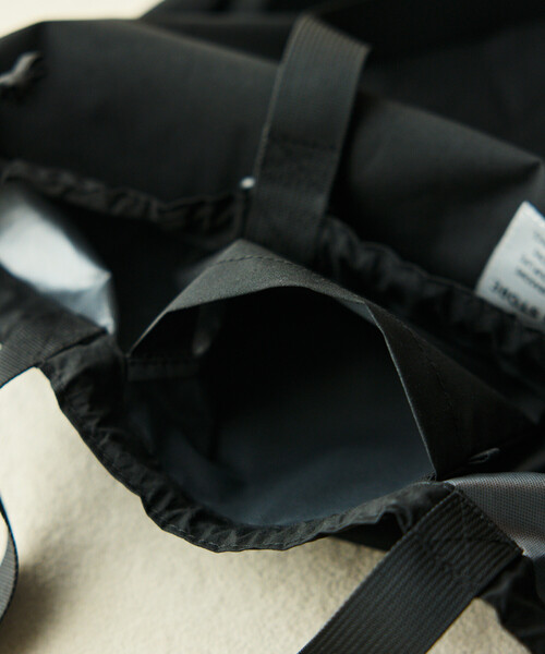KiU(キウ)の「KiU×FREAK'S STORE/キウ×フリークスストア 別注 KIU ECO BAG エコバッグ(トートバッグ・メンズ・ブラック/キャメル/レオパード/ベージュ・ONE SIZE)」の9枚目の写真