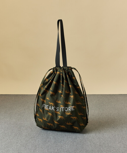 KiU(キウ)の「KiU×FREAK'S STORE/キウ×フリークスストア 別注 KIU ECO BAG エコバッグ(トートバッグ・メンズ・ブラック/キャメル/レオパード/ベージュ・ONE SIZE)」の7枚目の写真