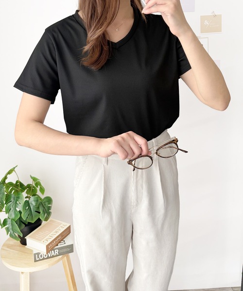 Amulet（アミュレット）の「大人の抜け感にちょうどいい　リブタッチVネックトップス（Tシャツ/カットソー・レディース・ホワイト/グレー/ブラック・S/M/L）」の15枚目の写真