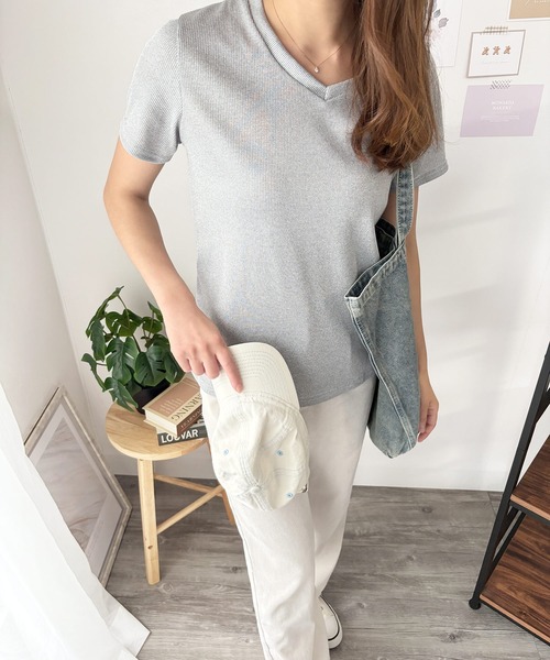 Amulet（アミュレット）の「大人の抜け感にちょうどいい　リブタッチVネックトップス（Tシャツ/カットソー・レディース・ホワイト/グレー/ブラック・S/M/L）」の18枚目の写真