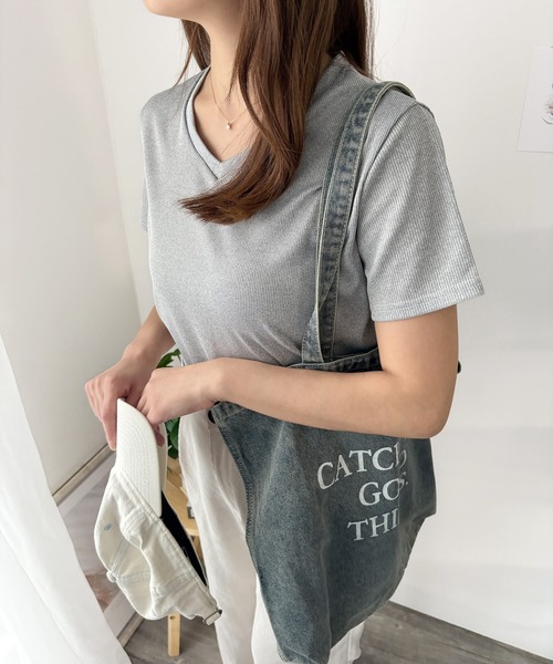 Amulet（アミュレット）の「大人の抜け感にちょうどいい　リブタッチVネックトップス（Tシャツ/カットソー・レディース・ホワイト/グレー/ブラック・S/M/L）」の19枚目の写真
