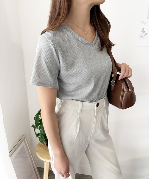Amulet（アミュレット）の「大人の抜け感にちょうどいい　リブタッチVネックトップス（Tシャツ/カットソー・レディース・ホワイト/グレー/ブラック・S/M/L）」の20枚目の写真
