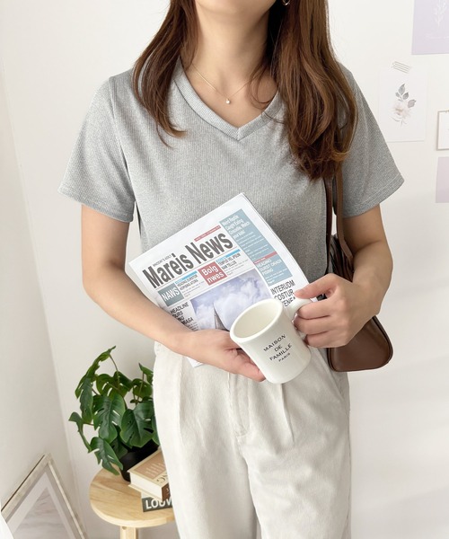 Amulet（アミュレット）の「大人の抜け感にちょうどいい　リブタッチVネックトップス（Tシャツ/カットソー・レディース・ホワイト/グレー/ブラック・S/M/L）」の21枚目の写真